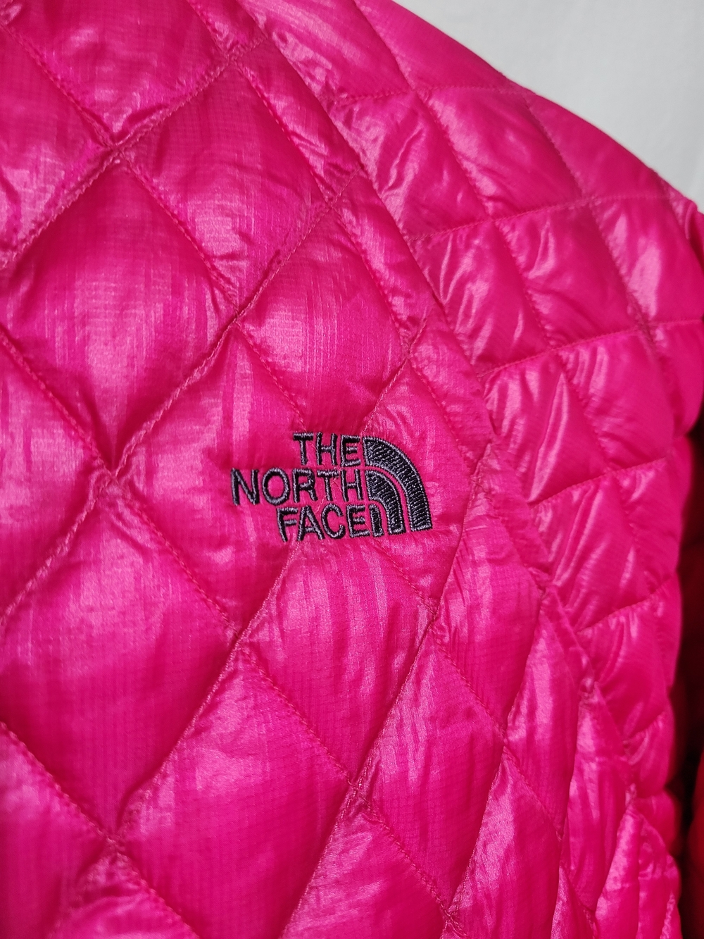 The North Face Women's Hot Pink Diamond-Quilt Puffer Jacket - Picture 5 of 8